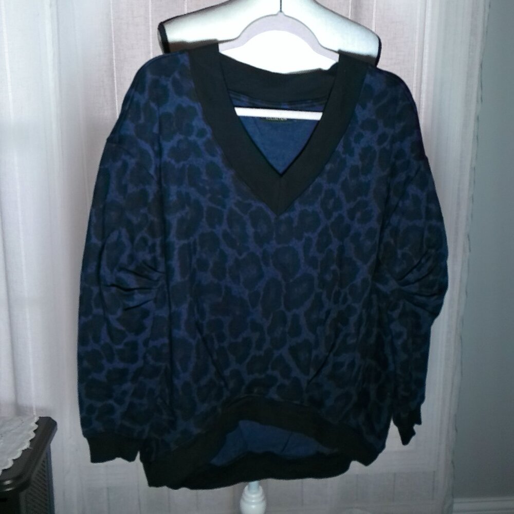 CARLA ROCKMORE Rushed Sleeves V-Neck Navy Blue and Black Animal Print Sweater M